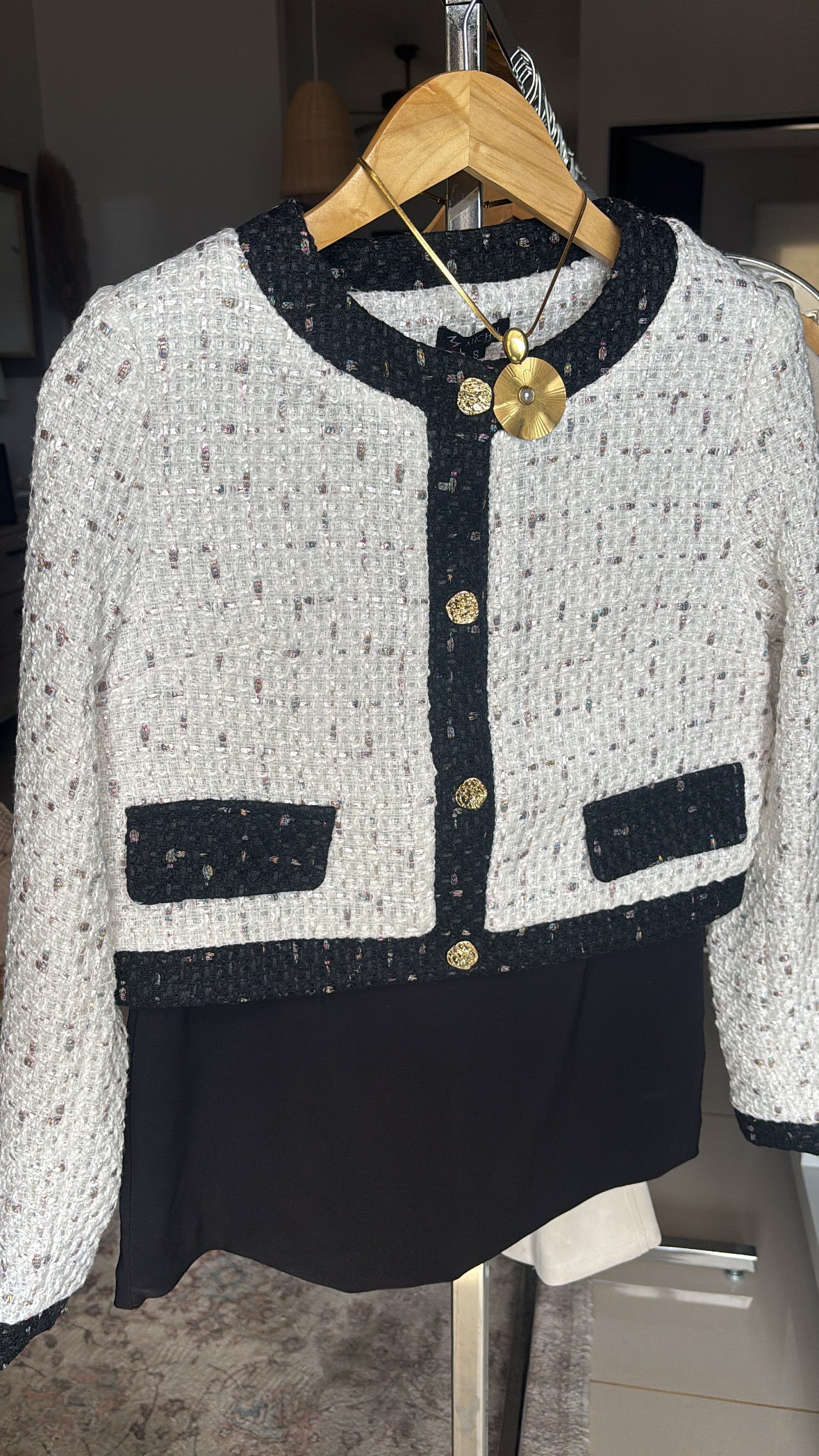 CHAQUETA BLANCA CON BOTONES DORADOS