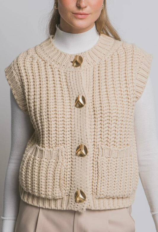 CHALECO BEIGE CON BOTONES DORADOS