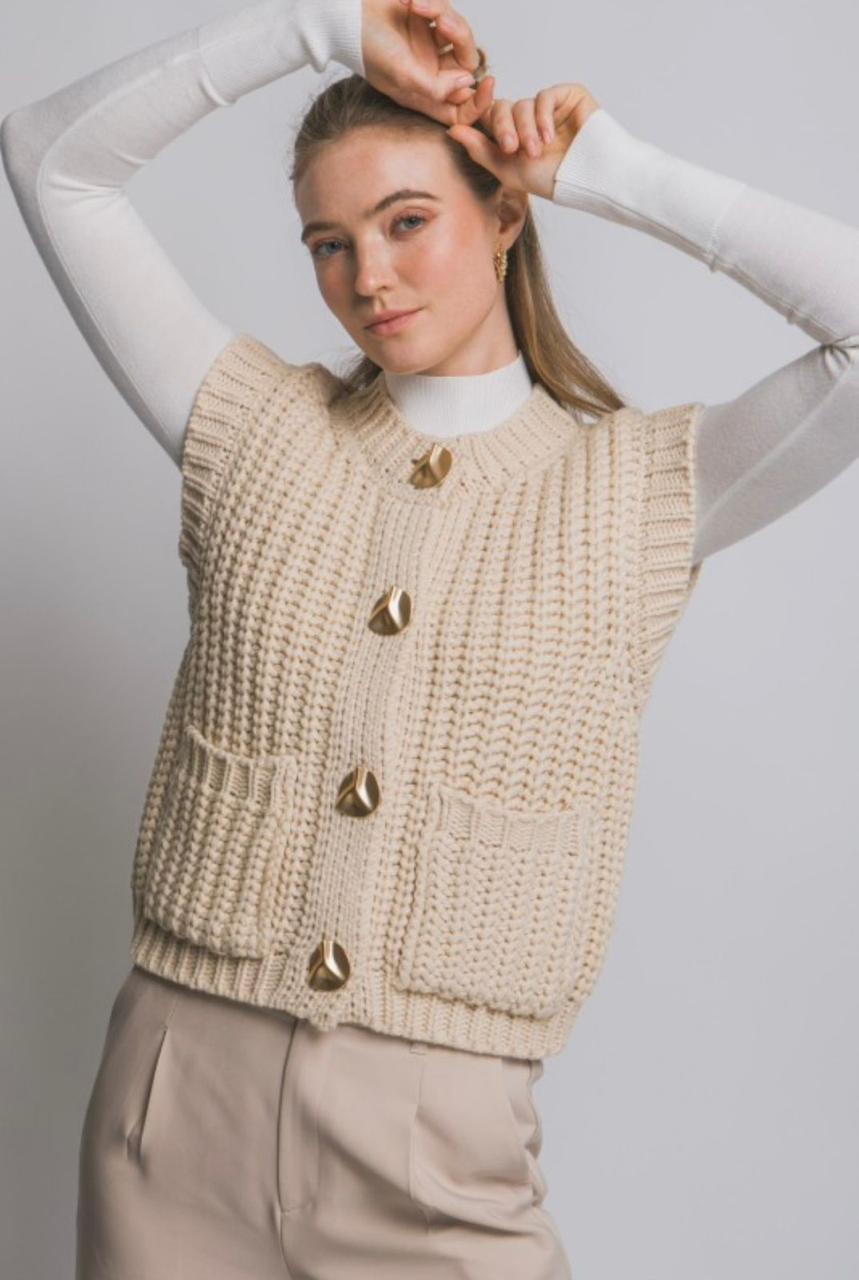 CHALECO BEIGE CON BOTONES DORADOS
