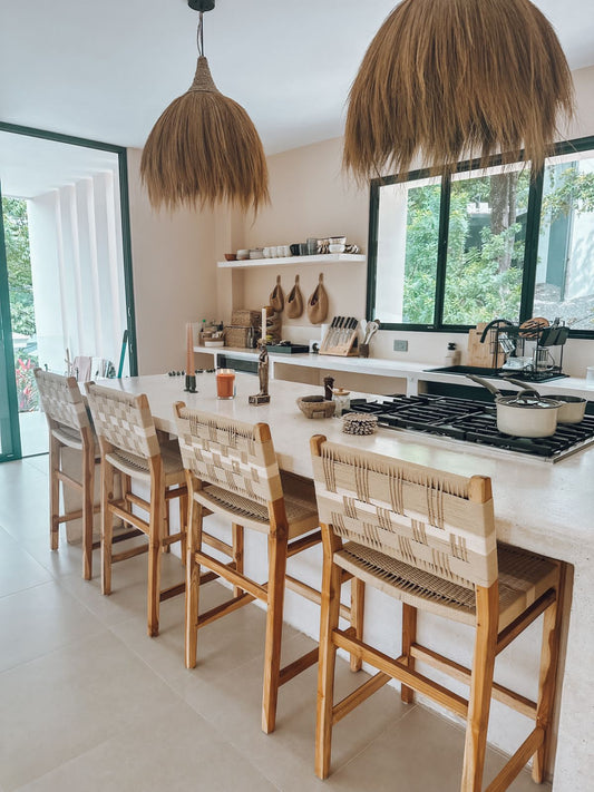 Taburete Alto con Asiento Tejido – Diseño y Confort para Tu Barra