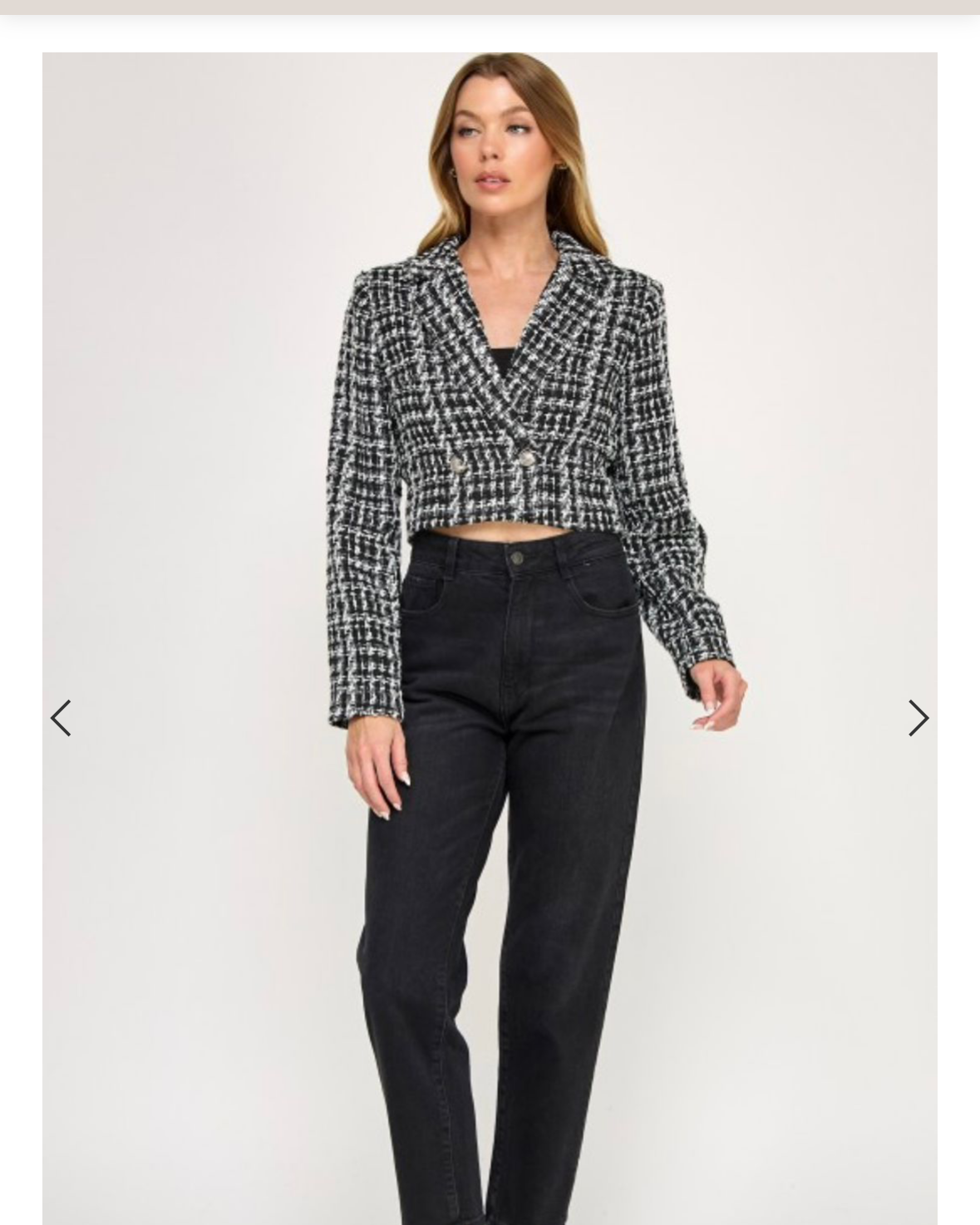 CHAQUETA BLANCA CON BOTONES DORADOS