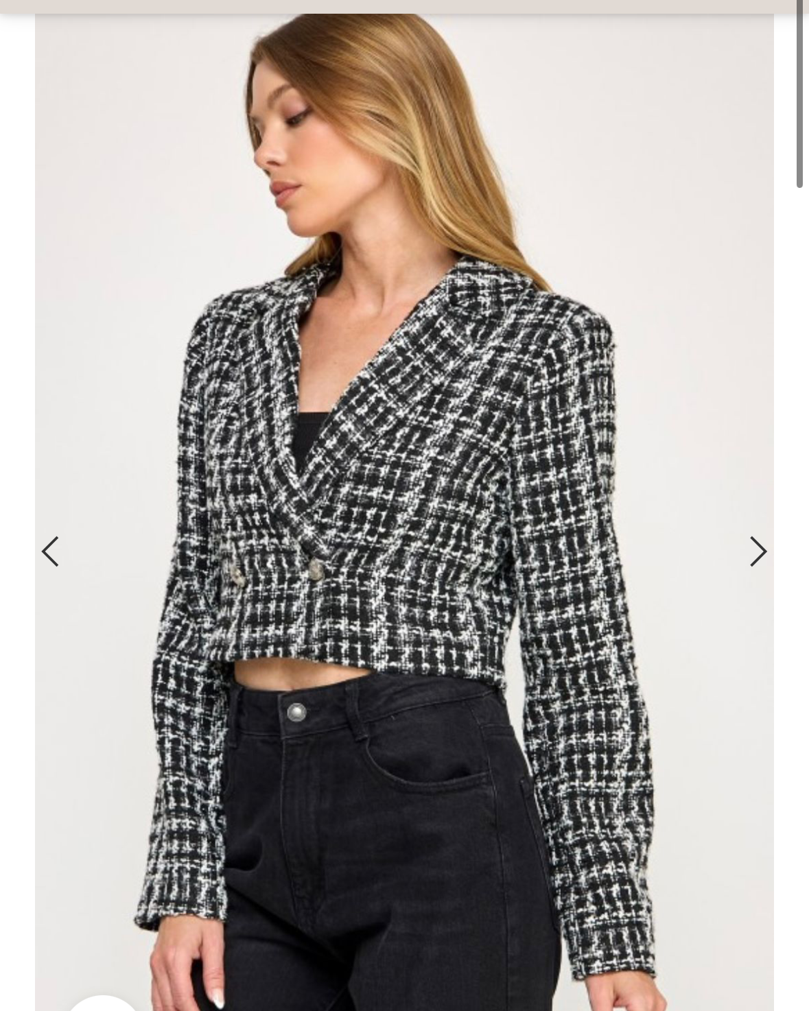 CHAQUETA BLANCA CON BOTONES DORADOS