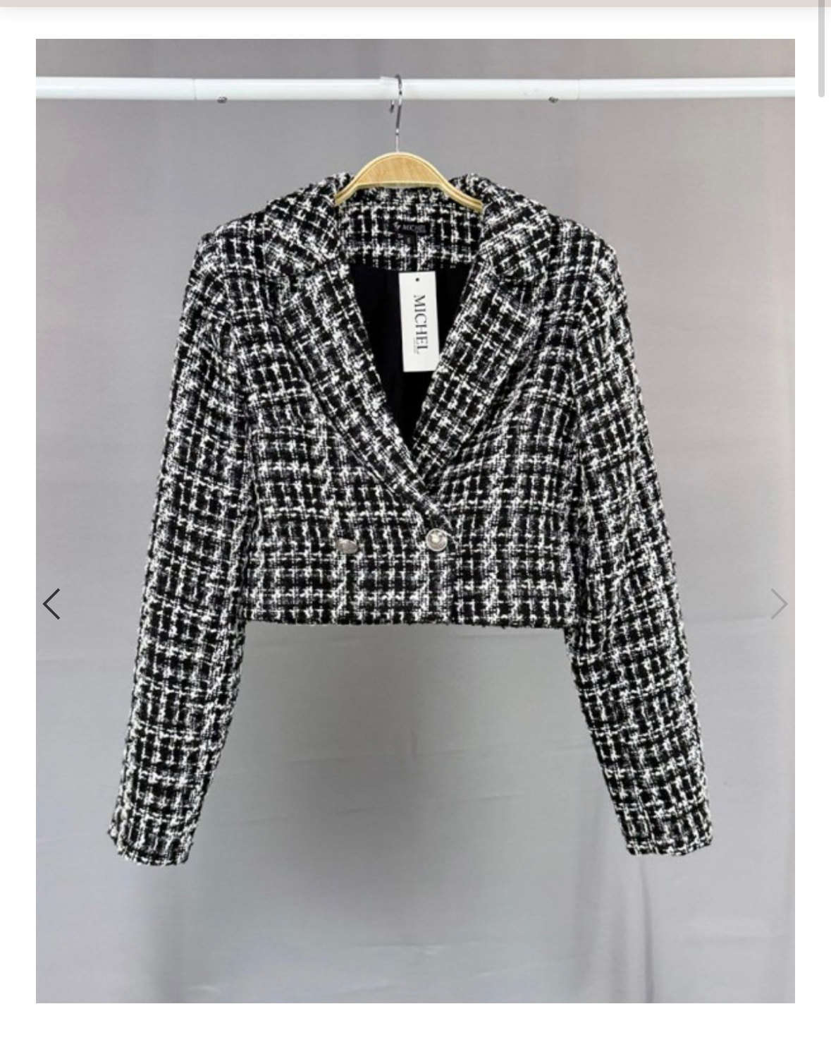 CHAQUETA BLANCA CON BOTONES DORADOS