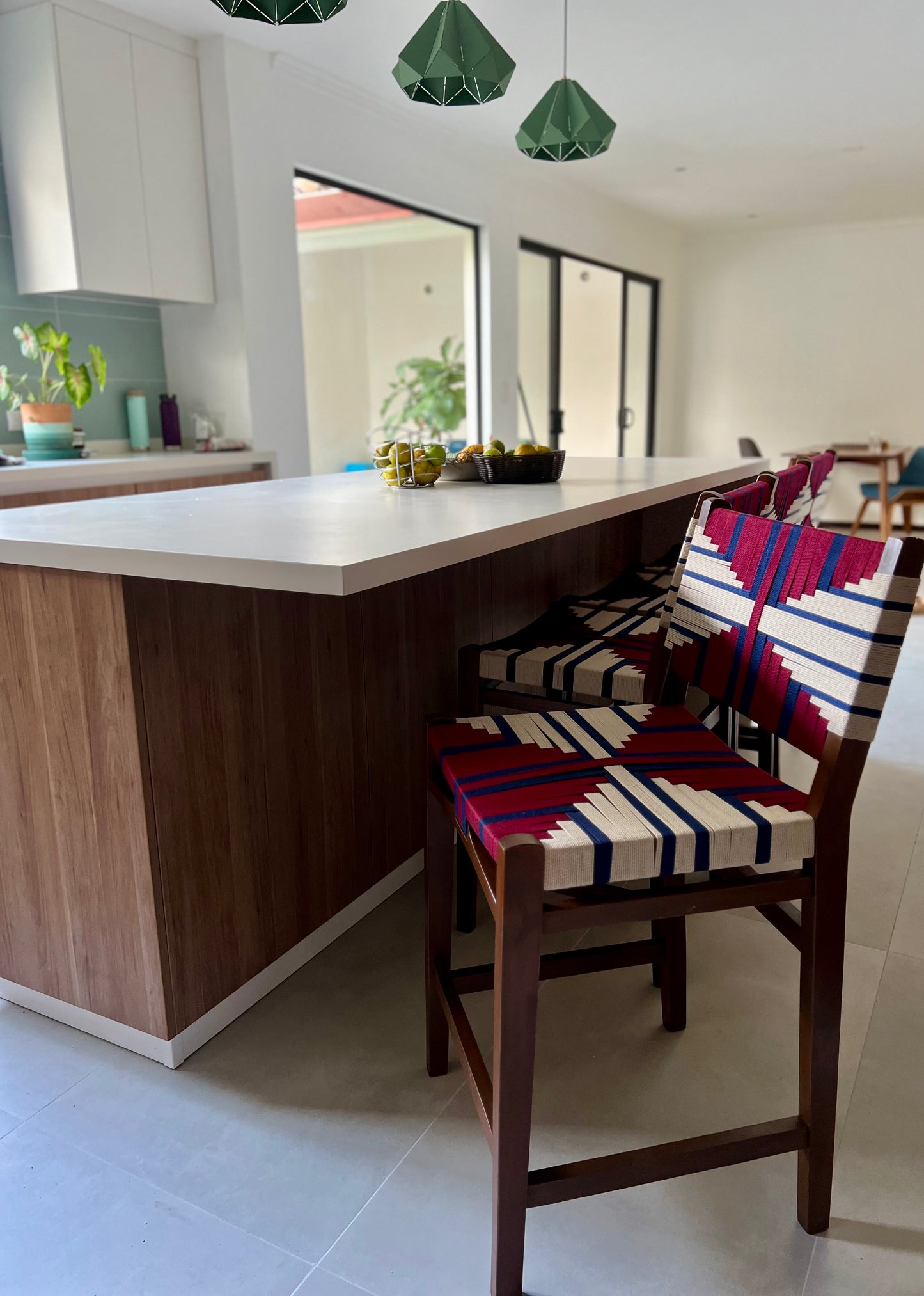 Taburete Alto con Asiento Tejido – Diseño y Confort para Tu Barra