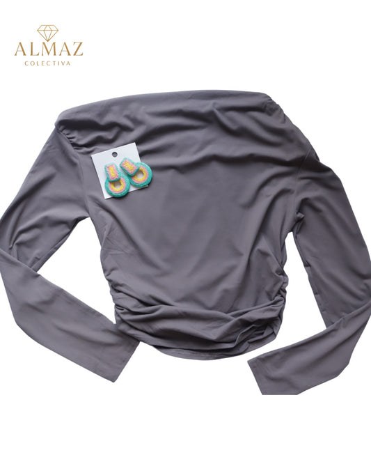 Top de Manga Larga Fruncido Almaz Colectiva - Elegancia Casual en Gris