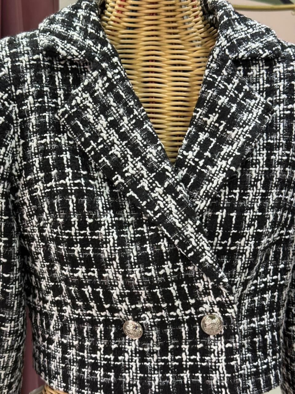 CHAQUETA BLANCA CON BOTONES DORADOS