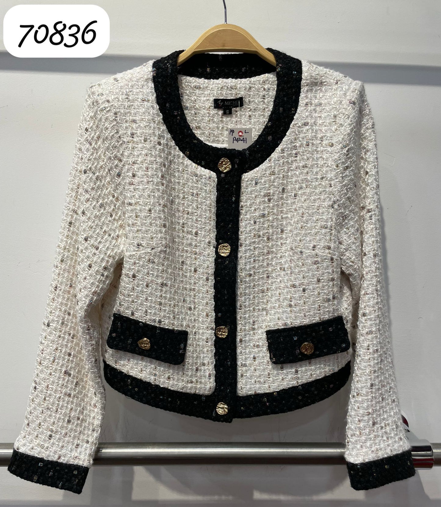 CHAQUETA BLANCA CON BOTONES DORADOS