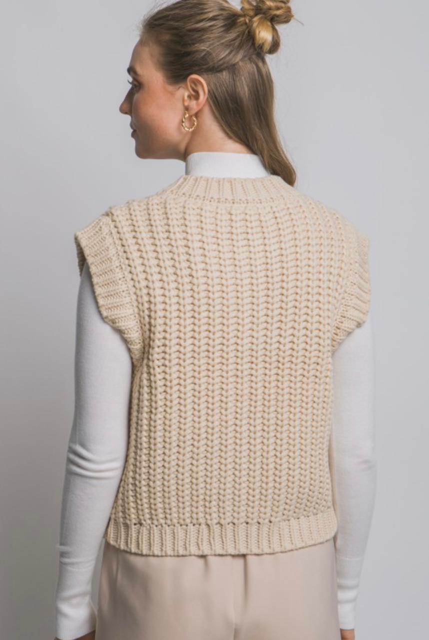 CHALECO BEIGE CON BOTONES DORADOS